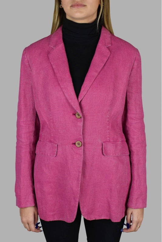 Prada-jasje in roze linnen.Twee zakken aan de voorkant.Knopen aan de voorkant en onderkant van de houten mouwen.Opening aan de achterkant.Roze denim riem.Houten riemgesp met de merknaam gegraveerd.100% linnen.Made in Italy.