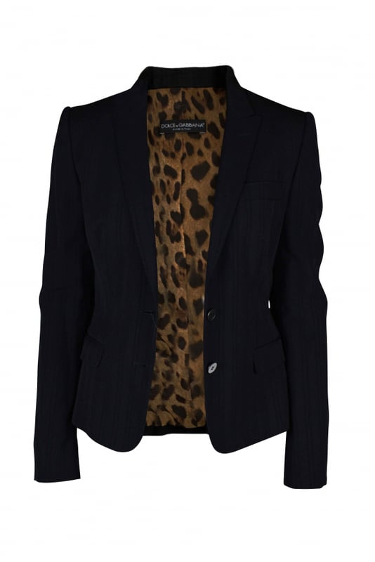 Schwarzer Blazer von Dolce & Gabbana mit Ton-in-Ton-Streifen.Knöpfe an der Unterseite der Ärmel.Braunes Futter mit Leopardenmustern.Zwei seitliche Öffnungen an der Unterseite der Rückseite der Jacke.63% Wolle, 36% Viskose und 1% Elasthan.Made in Italy.