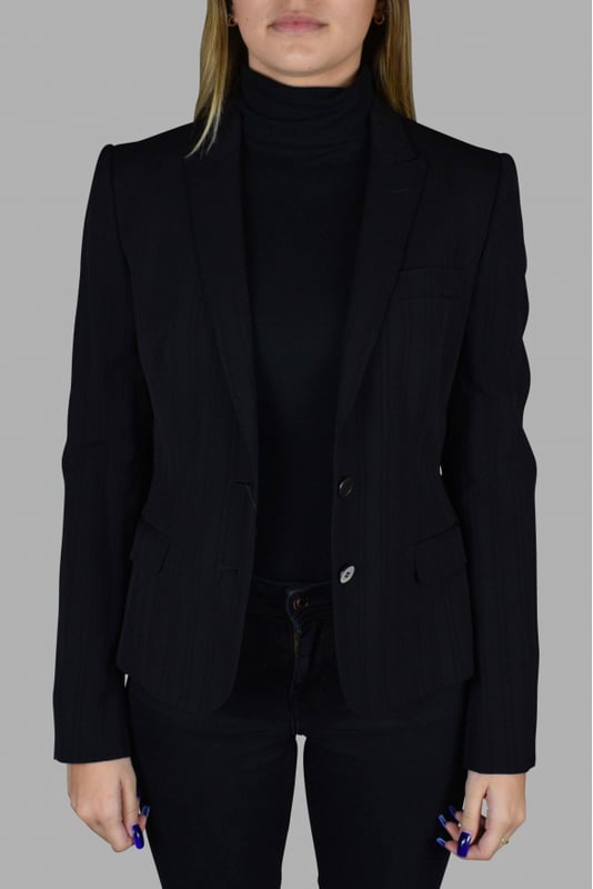 Schwarzer Blazer von Dolce & Gabbana mit Ton-in-Ton-Streifen.Knöpfe an der Unterseite der Ärmel.Braunes Futter mit Leopardenmustern.Zwei seitliche Öffnungen an der Unterseite der Rückseite der Jacke.63% Wolle, 36% Viskose und 1% Elasthan.Made in Italy.