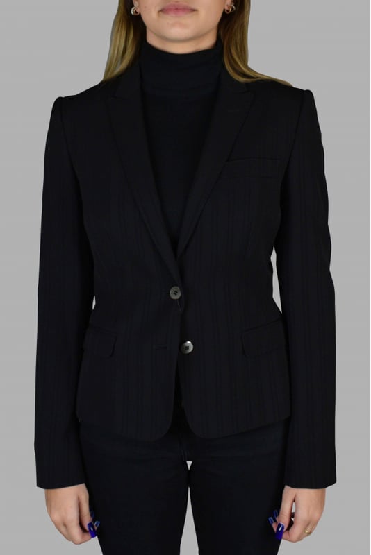 Schwarzer Blazer von Dolce & Gabbana mit Ton-in-Ton-Streifen.Knöpfe an der Unterseite der Ärmel.Braunes Futter mit Leopardenmustern.Zwei seitliche Öffnungen an der Unterseite der Rückseite der Jacke.63% Wolle, 36% Viskose und 1% Elasthan.Made in Italy.