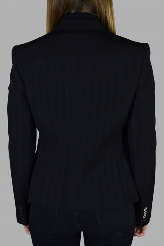 Schwarzer Blazer von Dolce & Gabbana mit Ton-in-Ton-Streifen.Knöpfe an der Unterseite der Ärmel.Braunes Futter mit Leopardenmustern.Zwei seitliche Öffnungen an der Unterseite der Rückseite der Jacke.63% Wolle, 36% Viskose und 1% Elasthan.Made in Italy.