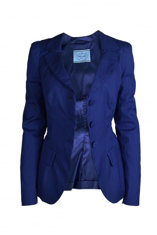 Blazer azul Prada con cuello festoneado.Cinturón en la espalda.Cierre con botones.Bolsillos en la parte delantera.Botones en la parte inferior de las mangas.Made in Italy. 78% algodón, 19% poliamida, 3% elastano.