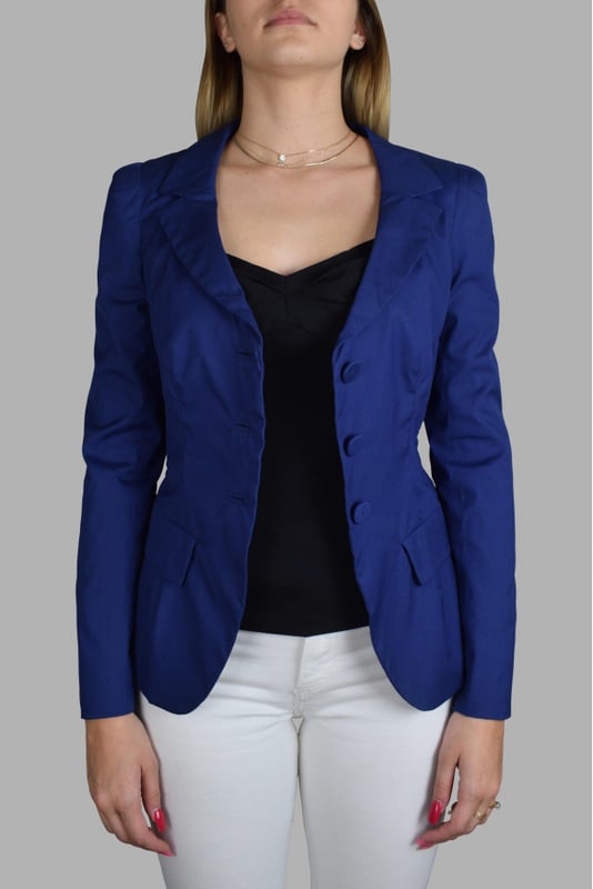 Blazer azul Prada con cuello festoneado.Cinturón en la espalda.Cierre con botones.Bolsillos en la parte delantera.Botones en la parte inferior de las mangas.Made in Italy. 78% algodón, 19% poliamida, 3% elastano.