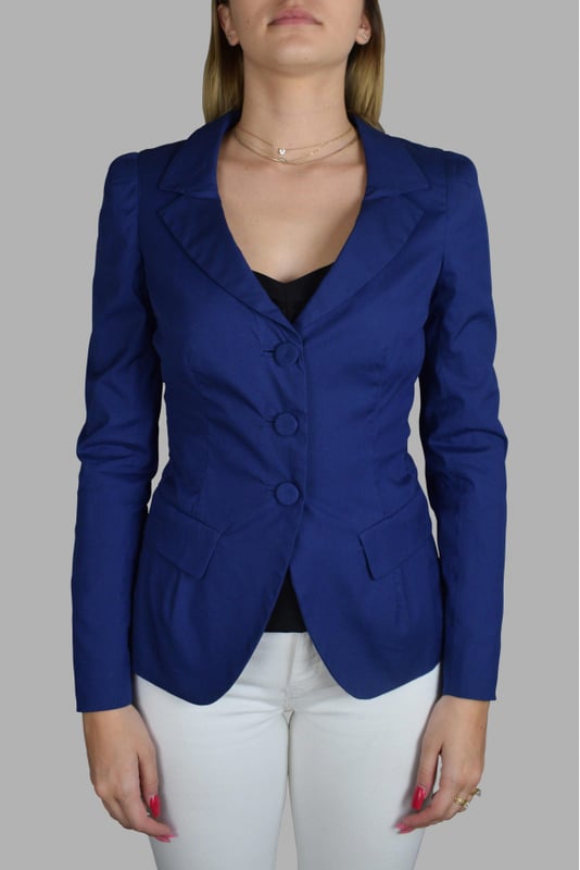 Blazer azul Prada con cuello festoneado.Cinturón en la espalda.Cierre con botones.Bolsillos en la parte delantera.Botones en la parte inferior de las mangas.Made in Italy. 78% algodón, 19% poliamida, 3% elastano.