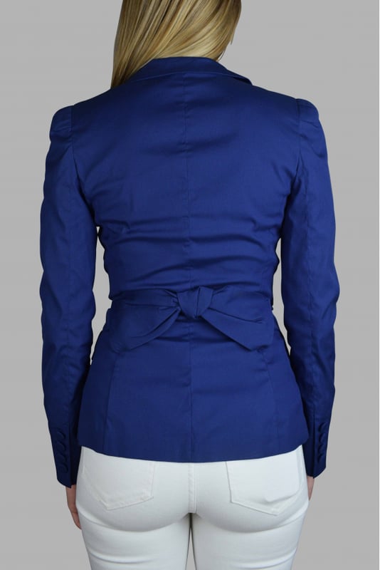 Blazer azul Prada con cuello festoneado.Cinturón en la espalda.Cierre con botones.Bolsillos en la parte delantera.Botones en la parte inferior de las mangas.Made in Italy. 78% algodón, 19% poliamida, 3% elastano.