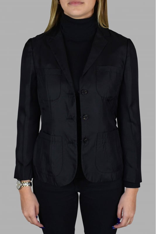 Chaqueta ligera negra de Prada con cuello.Varios bolsillos en la parte delantera.Cierre con botones.Botones en la parte inferior de las mangas.100% seda.Made in Italy.