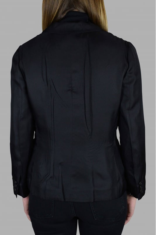 Chaqueta ligera negra de Prada con cuello.Varios bolsillos en la parte delantera.Cierre con botones.Botones en la parte inferior de las mangas.100% seda.Made in Italy.