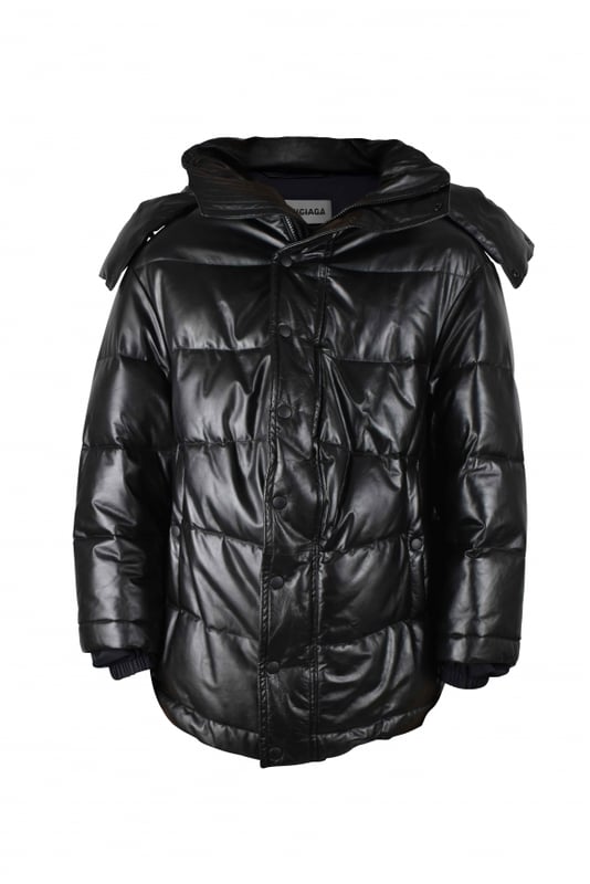 Chaqueta negra acolchada de piel Balenciaga.Capucha con cordón extraíble.Logotipo blanco impreso en la parte posterior del cuello.Cuello alto.Cierre principal con cremallera y automáticos.Dos bolsillos laterales con automáticos.Mangas largas.Made in Italy.