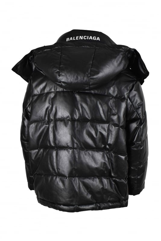 Chaqueta negra acolchada de piel Balenciaga.Capucha con cordón extraíble.Logotipo blanco impreso en la parte posterior del cuello.Cuello alto.Cierre principal con cremallera y automáticos.Dos bolsillos laterales con automáticos.Mangas largas.Made in Italy.
