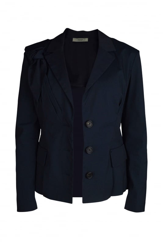 Chaqueta azul Prada.Inclinarse sobre el hombro.Bolsillos en la parte delantera.Cierre con botones.Botones en la parte inferior de las mangas.78% algodón, 17% poliamida y 5% elastano.Made in Italy.