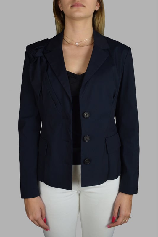 Chaqueta azul Prada.Inclinarse sobre el hombro.Bolsillos en la parte delantera.Cierre con botones.Botones en la parte inferior de las mangas.78% algodón, 17% poliamida y 5% elastano.Made in Italy.