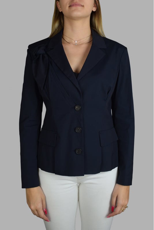 Chaqueta azul Prada.Inclinarse sobre el hombro.Bolsillos en la parte delantera.Cierre con botones.Botones en la parte inferior de las mangas.78% algodón, 17% poliamida y 5% elastano.Made in Italy.
