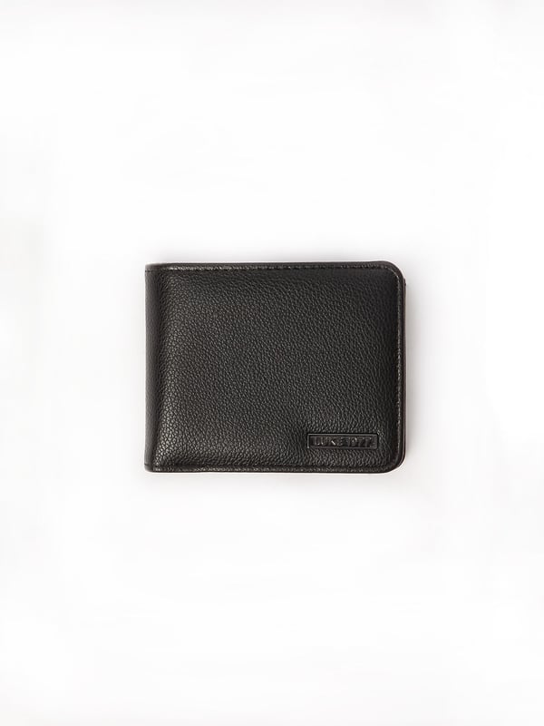Elevate your accessory game with this stylish and essential set. The meticulously crafted ensemble includes a wallet and card holder and is the perfect addition to your collection. It could just as easily make a fantastic gift for those with style.