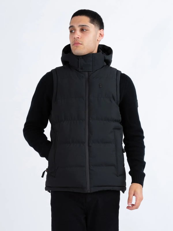 The VIENNA quilted gilet from LUKE is the perfect, premium layering piece for the cooler months- layer over the top of sweats for the perfect casual fit. It features a detachable hood with matte black snap buttons at the chin guard and an adjustable hem, essential details that will give you extra protection from the elements. The look is then signed off with the brands iconic LUKE lion rivet on the left chest.