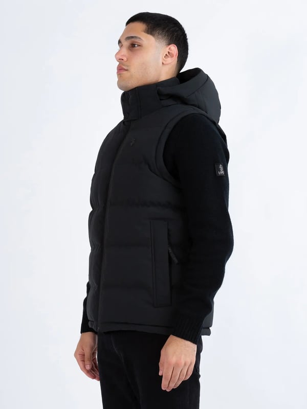 The VIENNA quilted gilet from LUKE is the perfect, premium layering piece for the cooler months- layer over the top of sweats for the perfect casual fit. It features a detachable hood with matte black snap buttons at the chin guard and an adjustable hem, essential details that will give you extra protection from the elements. The look is then signed off with the brands iconic LUKE lion rivet on the left chest.