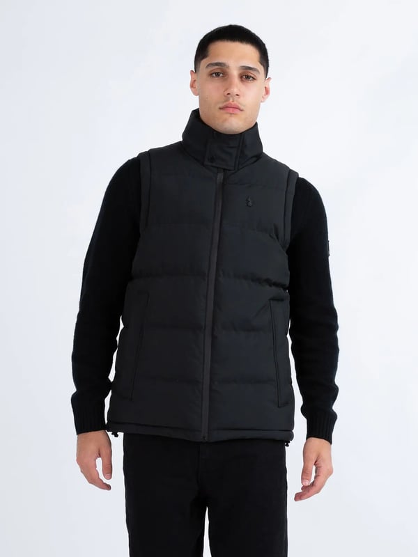 The VIENNA quilted gilet from LUKE is the perfect, premium layering piece for the cooler months- layer over the top of sweats for the perfect casual fit. It features a detachable hood with matte black snap buttons at the chin guard and an adjustable hem, essential details that will give you extra protection from the elements. The look is then signed off with the brands iconic LUKE lion rivet on the left chest.