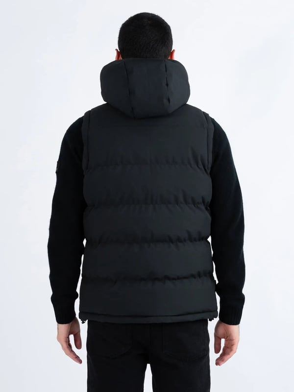 The VIENNA quilted gilet from LUKE is the perfect, premium layering piece for the cooler months- layer over the top of sweats for the perfect casual fit. It features a detachable hood with matte black snap buttons at the chin guard and an adjustable hem, essential details that will give you extra protection from the elements. The look is then signed off with the brands iconic LUKE lion rivet on the left chest.