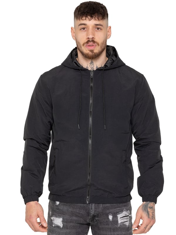 Die Enzo Milano Windjacke für Herren überzeugt mit einem schlanken, leichten Design und einer regulären Passform. Hergestellt aus strapazierfähigem Tech-Material, bietet sie einen durchgehenden Reißverschluss, eine verstellbare Kapuze mit Kordelzug und elastische Bündchen für zusätzlichen Komfort und Schutz. Zwei verdeckte Reißverschlusstaschen, eine Innentasche und ein elastischer Saum mit Kordelzug machen diese wasserabweisende Jacke ideal für den täglichen Gebrauch bei leichtem Regen oder Wind. Abgerundet wird das Design durch das charakteristische Enzo Milano Gummibadge – stilvoll und funktional.