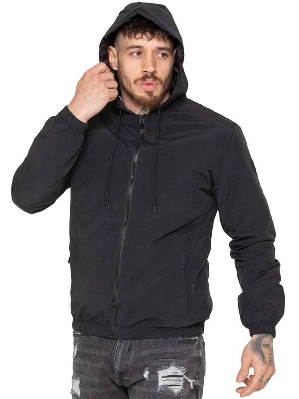 Die Enzo Milano Windjacke für Herren überzeugt mit einem schlanken, leichten Design und einer regulären Passform. Hergestellt aus strapazierfähigem Tech-Material, bietet sie einen durchgehenden Reißverschluss, eine verstellbare Kapuze mit Kordelzug und elastische Bündchen für zusätzlichen Komfort und Schutz. Zwei verdeckte Reißverschlusstaschen, eine Innentasche und ein elastischer Saum mit Kordelzug machen diese wasserabweisende Jacke ideal für den täglichen Gebrauch bei leichtem Regen oder Wind. Abgerundet wird das Design durch das charakteristische Enzo Milano Gummibadge – stilvoll und funktional.