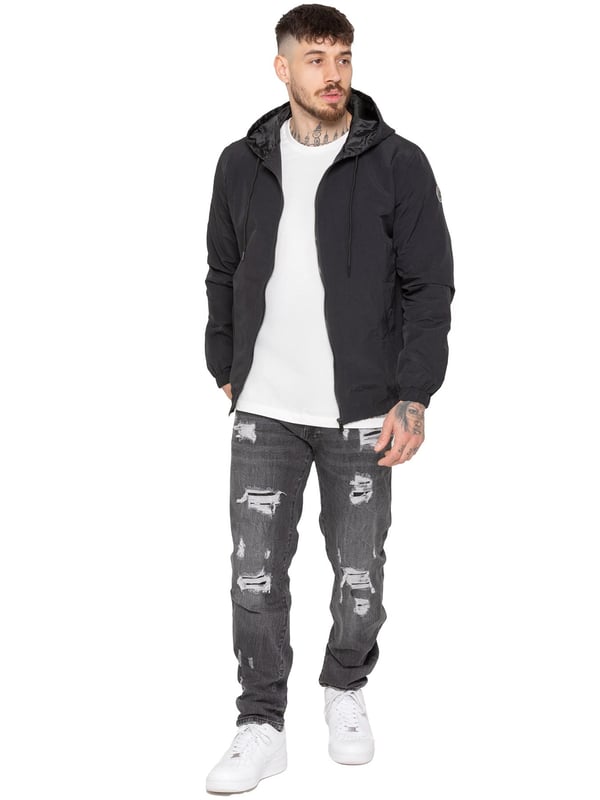 Die Enzo Milano Windjacke für Herren überzeugt mit einem schlanken, leichten Design und einer regulären Passform. Hergestellt aus strapazierfähigem Tech-Material, bietet sie einen durchgehenden Reißverschluss, eine verstellbare Kapuze mit Kordelzug und elastische Bündchen für zusätzlichen Komfort und Schutz. Zwei verdeckte Reißverschlusstaschen, eine Innentasche und ein elastischer Saum mit Kordelzug machen diese wasserabweisende Jacke ideal für den täglichen Gebrauch bei leichtem Regen oder Wind. Abgerundet wird das Design durch das charakteristische Enzo Milano Gummibadge – stilvoll und funktional.