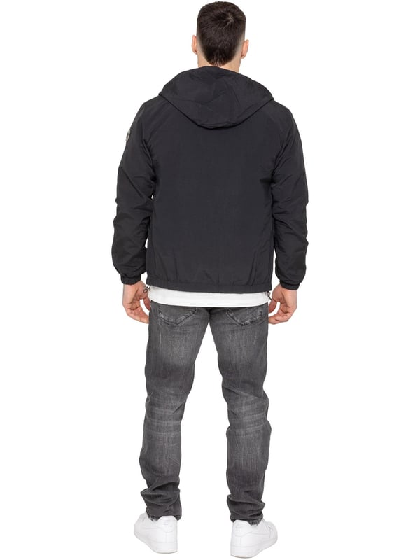 Die Enzo Milano Windjacke für Herren überzeugt mit einem schlanken, leichten Design und einer regulären Passform. Hergestellt aus strapazierfähigem Tech-Material, bietet sie einen durchgehenden Reißverschluss, eine verstellbare Kapuze mit Kordelzug und elastische Bündchen für zusätzlichen Komfort und Schutz. Zwei verdeckte Reißverschlusstaschen, eine Innentasche und ein elastischer Saum mit Kordelzug machen diese wasserabweisende Jacke ideal für den täglichen Gebrauch bei leichtem Regen oder Wind. Abgerundet wird das Design durch das charakteristische Enzo Milano Gummibadge – stilvoll und funktional.
