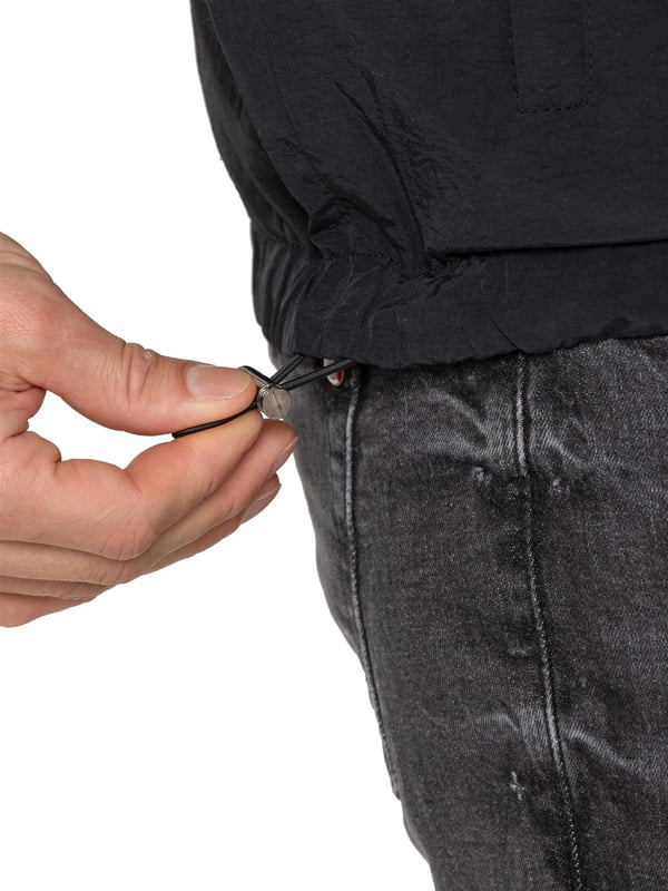 Die Enzo Milano Windjacke für Herren überzeugt mit einem schlanken, leichten Design und einer regulären Passform. Hergestellt aus strapazierfähigem Tech-Material, bietet sie einen durchgehenden Reißverschluss, eine verstellbare Kapuze mit Kordelzug und elastische Bündchen für zusätzlichen Komfort und Schutz. Zwei verdeckte Reißverschlusstaschen, eine Innentasche und ein elastischer Saum mit Kordelzug machen diese wasserabweisende Jacke ideal für den täglichen Gebrauch bei leichtem Regen oder Wind. Abgerundet wird das Design durch das charakteristische Enzo Milano Gummibadge – stilvoll und funktional.