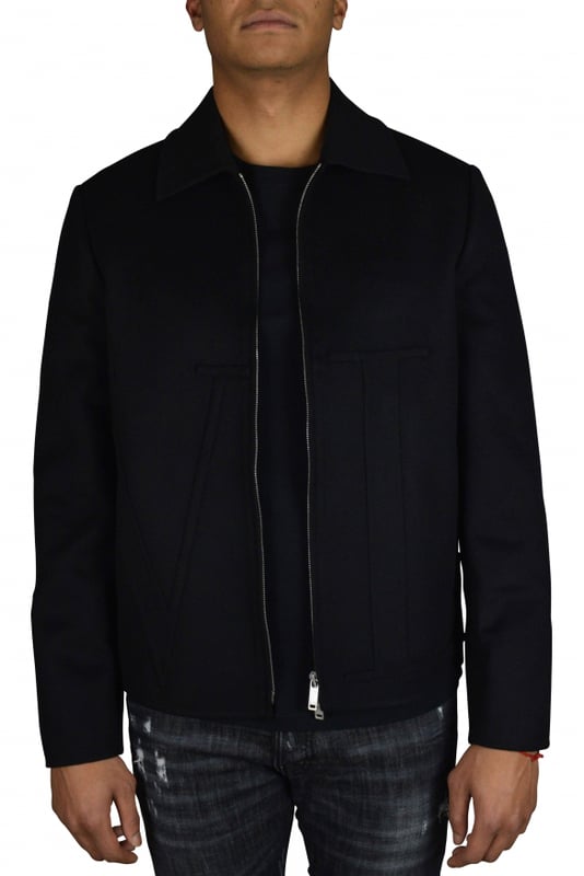 Chaqueta de lana negra de Valentino. Bolsillos con aberturas laterales.Bordado VLTN negro en la parte delantera y trasera.Cierre de cremallera de dos vías.Hecho de 90% de lana virgen y 10% de cachemira. Made in Italy.