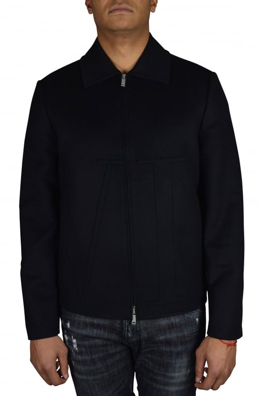 Chaqueta de lana negra de Valentino. Bolsillos con aberturas laterales.Bordado VLTN negro en la parte delantera y trasera.Cierre de cremallera de dos vías.Hecho de 90% de lana virgen y 10% de cachemira. Made in Italy.