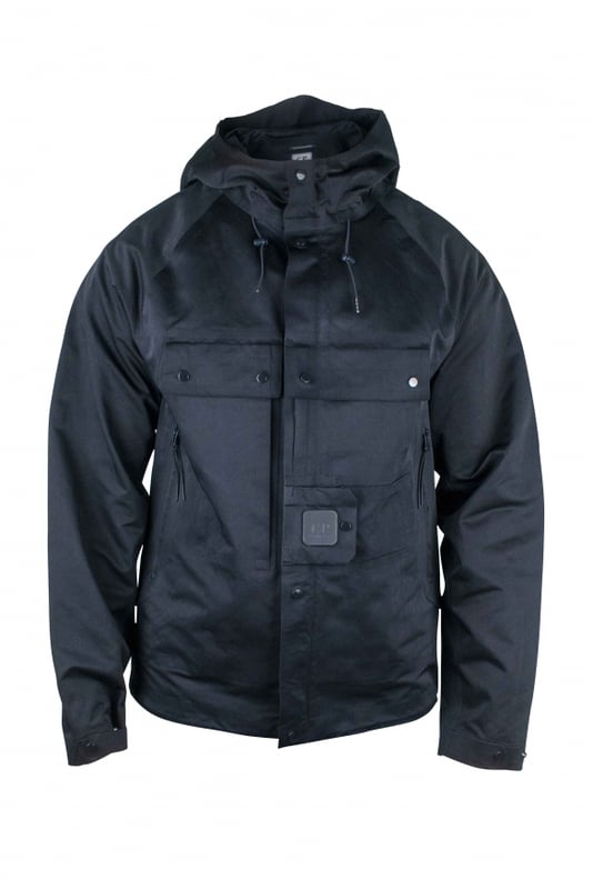 Chaqueta azul de poliéster C.P. Company.Cuello alto con capucha con cordón.Parche con logotipo.Bolsillos con cremallera.Bolsillos con automáticos.Cierre principal con automáticos y cremallera.Mangas largas.