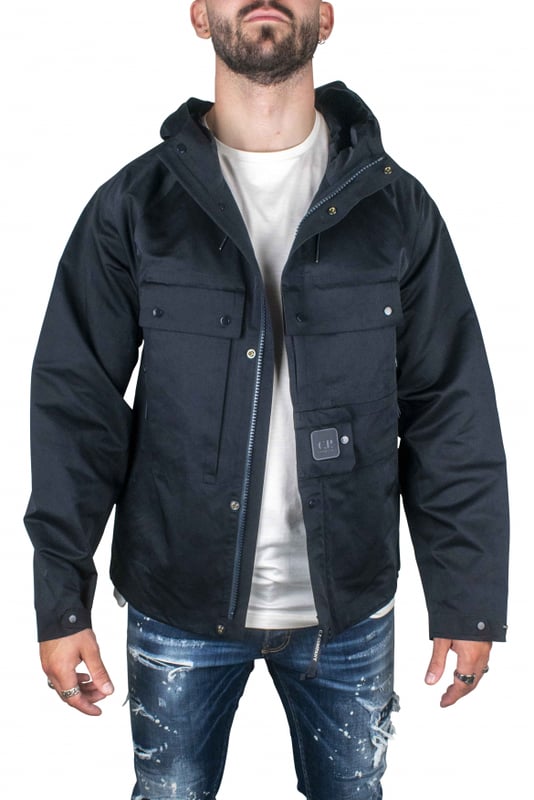 Chaqueta azul de poliéster C.P. Company.Cuello alto con capucha con cordón.Parche con logotipo.Bolsillos con cremallera.Bolsillos con automáticos.Cierre principal con automáticos y cremallera.Mangas largas.