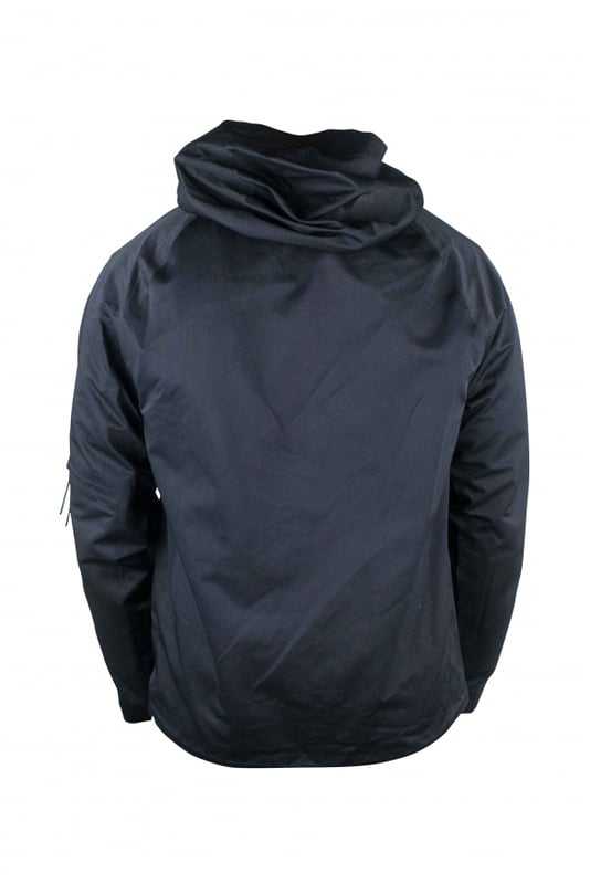Chaqueta azul de poliéster C.P. Company.Cuello alto con capucha con cordón.Parche con logotipo.Bolsillos con cremallera.Bolsillos con automáticos.Cierre principal con automáticos y cremallera.Mangas largas.