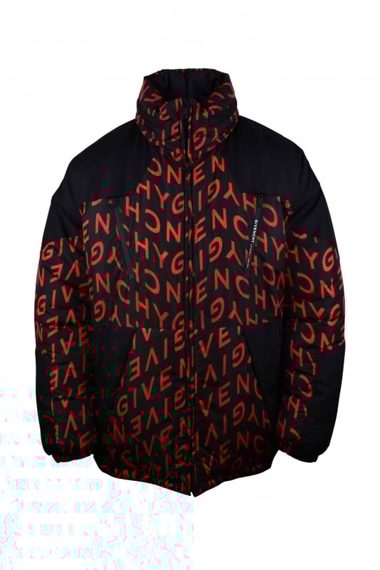 Chaqueta reversible de nailon rojo y negro de Givenchy.Logotipo Givenchy en rojo por toda la chaqueta.Inserciones negras en los hombros.Bolsillos con aberturas laterales.100% poliamida.Cordones de ajuste en la parte inferior de la chaqueta.Made in Italy.