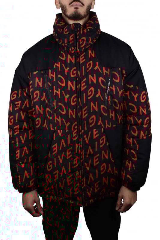 Chaqueta reversible de nailon rojo y negro de Givenchy.Logotipo Givenchy en rojo por toda la chaqueta.Inserciones negras en los hombros.Bolsillos con aberturas laterales.100% poliamida.Cordones de ajuste en la parte inferior de la chaqueta.Made in Italy.
