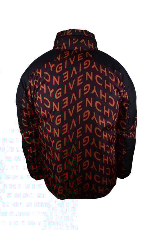 Chaqueta reversible de nailon rojo y negro de Givenchy.Logotipo Givenchy en rojo por toda la chaqueta.Inserciones negras en los hombros.Bolsillos con aberturas laterales.100% poliamida.Cordones de ajuste en la parte inferior de la chaqueta.Made in Italy.
