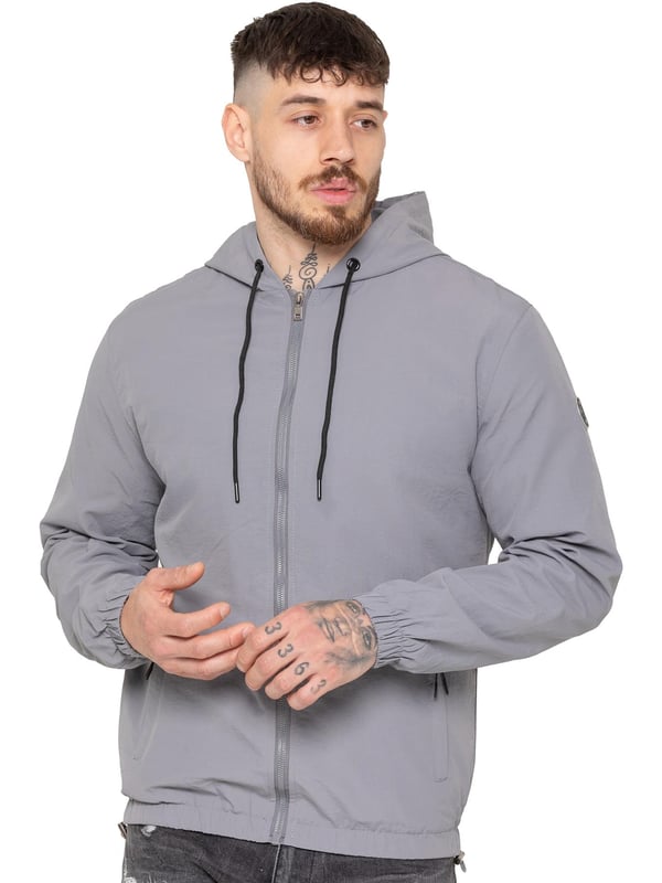 La chaqueta cortavientos para hombre de Enzo Milano ofrece un diseño elegante, ligero y de ajuste regular. Confeccionada en resistente tejido técnico, cuenta con cremallera completa, capucha ajustable con cordón y puños elásticos para mayor comodidad y protección. Con dos bolsillos laterales ocultos con cremallera, un bolsillo interior y un bajo elástico con cordón ajustable, esta chaqueta repelente al agua es ideal para el uso diario en días de lluvia ligera o con viento. Acabada con el distintivo parche de goma de Enzo Milano para un toque de estilo.