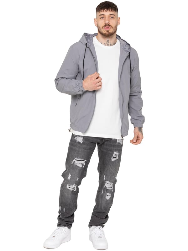 La chaqueta cortavientos para hombre de Enzo Milano ofrece un diseño elegante, ligero y de ajuste regular. Confeccionada en resistente tejido técnico, cuenta con cremallera completa, capucha ajustable con cordón y puños elásticos para mayor comodidad y protección. Con dos bolsillos laterales ocultos con cremallera, un bolsillo interior y un bajo elástico con cordón ajustable, esta chaqueta repelente al agua es ideal para el uso diario en días de lluvia ligera o con viento. Acabada con el distintivo parche de goma de Enzo Milano para un toque de estilo.