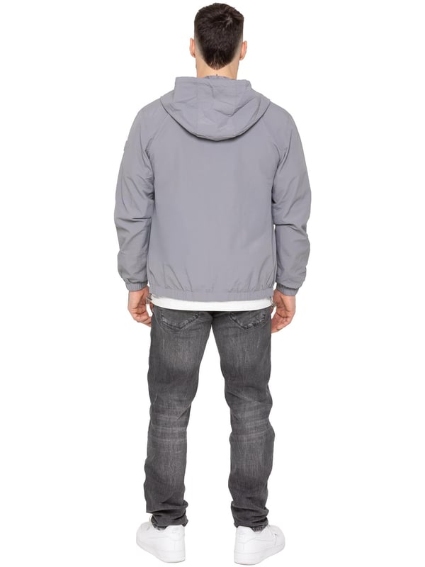 La chaqueta cortavientos para hombre de Enzo Milano ofrece un diseño elegante, ligero y de ajuste regular. Confeccionada en resistente tejido técnico, cuenta con cremallera completa, capucha ajustable con cordón y puños elásticos para mayor comodidad y protección. Con dos bolsillos laterales ocultos con cremallera, un bolsillo interior y un bajo elástico con cordón ajustable, esta chaqueta repelente al agua es ideal para el uso diario en días de lluvia ligera o con viento. Acabada con el distintivo parche de goma de Enzo Milano para un toque de estilo.