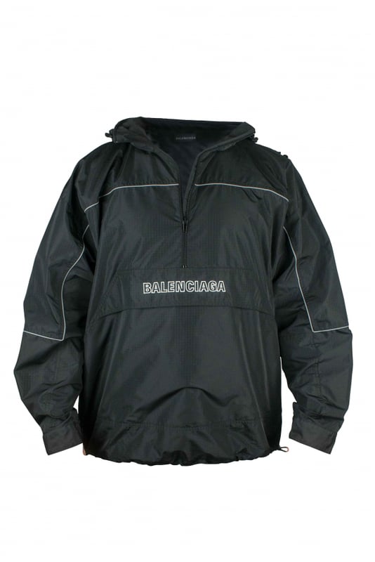 Chaqueta negra de poliéster impermeable de Balenciaga.Logotipo blanco en el centro.Logotipo blanco en la espalda.Línea fluorescente.Cuello alto con cremallera.Capucha desmontable.Bolsillo canguro.Mangas largas.Cordones en el bajo.Made in Italy.