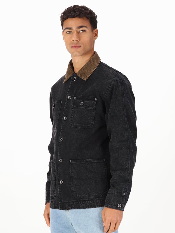 An absolute transitional wardrobe staple, LUKE introduces this expertly crafted denim shacket. Perfect for layering in the cooler months. It sports a stylish contrast cord collar. Its styled with two chest pockets that feature LUKE denim buttons and two lower front open pockets for all of your essentials. It is then lined with a stylish checked premium cotton fabric for your comfort.
