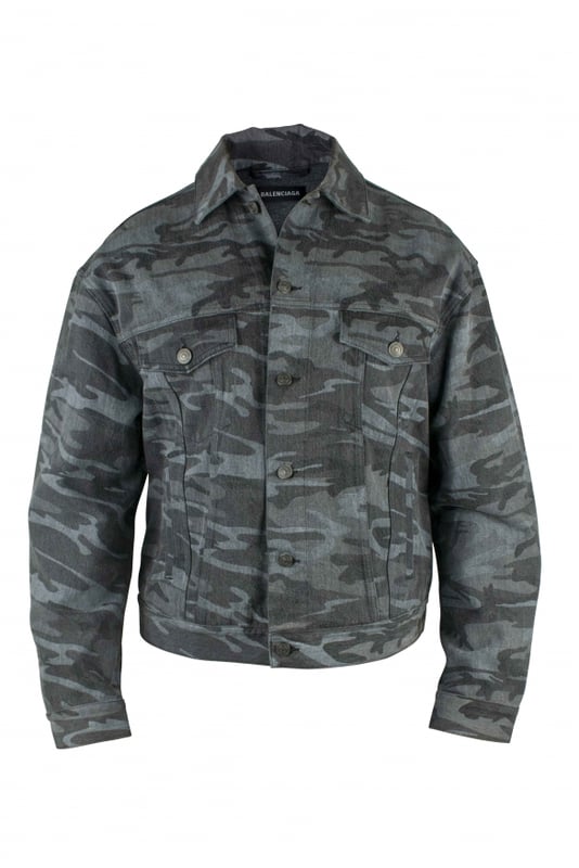 Cazadora vaquera gris de manga larga de Balenciaga.Estampado de camuflaje.Cierre delantero de botones.Dos bolsillos con solapa en el pecho.Bolsillos laterales.100% algodón. Made in Italy.