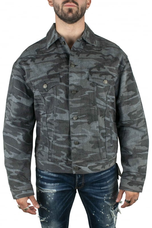 Cazadora vaquera gris de manga larga de Balenciaga.Estampado de camuflaje.Cierre delantero de botones.Dos bolsillos con solapa en el pecho.Bolsillos laterales.100% algodón. Made in Italy.