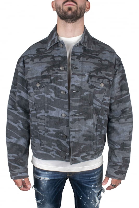 Cazadora vaquera gris de manga larga de Balenciaga.Estampado de camuflaje.Cierre delantero de botones.Dos bolsillos con solapa en el pecho.Bolsillos laterales.100% algodón. Made in Italy.