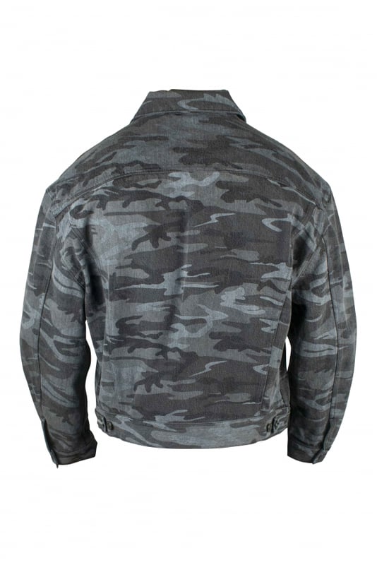 Cazadora vaquera gris de manga larga de Balenciaga.Estampado de camuflaje.Cierre delantero de botones.Dos bolsillos con solapa en el pecho.Bolsillos laterales.100% algodón. Made in Italy.
