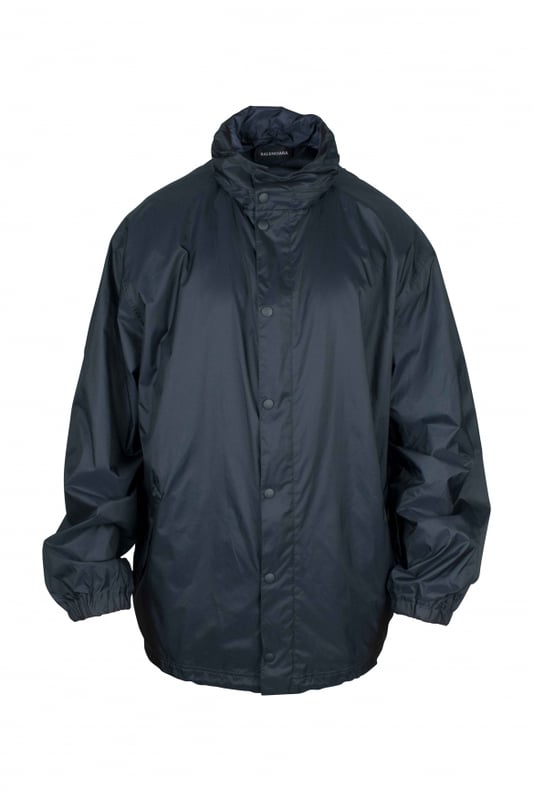 Chaqueta impermeable azul en nailon de Balenciaga.Logotipo blanco en la espalda con varias caligrafías.Cierre con botones de presión.Cuello alto con capucha desmontable.Mangas largas.Bolsillos laterales.Cintura y mangas elásticas.Made in Italy.