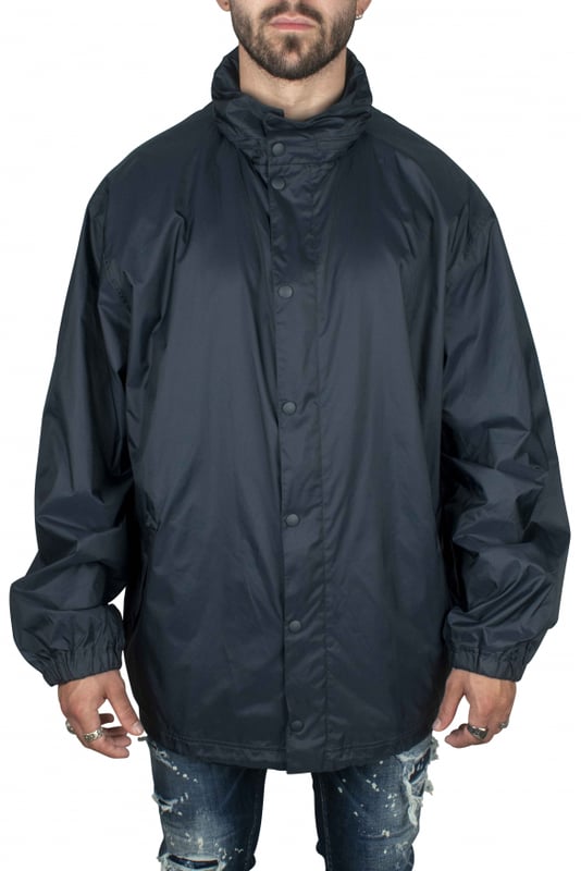 Chaqueta impermeable azul en nailon de Balenciaga.Logotipo blanco en la espalda con varias caligrafías.Cierre con botones de presión.Cuello alto con capucha desmontable.Mangas largas.Bolsillos laterales.Cintura y mangas elásticas.Made in Italy.