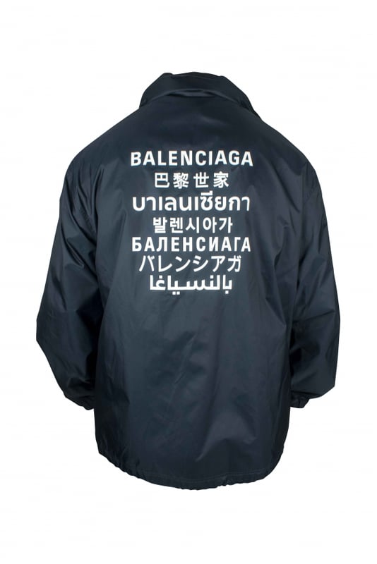 Chaqueta impermeable azul en nailon de Balenciaga.Logotipo blanco en la espalda con varias caligrafías.Cierre con botones de presión.Cuello alto con capucha desmontable.Mangas largas.Bolsillos laterales.Cintura y mangas elásticas.Made in Italy.