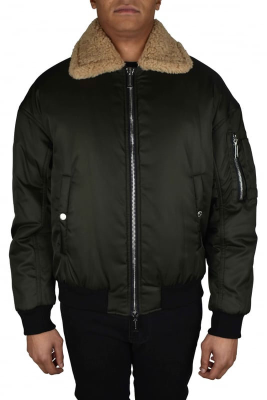 Chaqueta bomber de nailon verde caqui de dsquared2.Cuello de borreguillo color hueso.Hoja de arce y logotipo estampados en amarillo en la espalda.Dos bolsillos laterales con botones a presión.Un bolsillo con cremallera en la manga.Cierre con cremallera.Manga larga.Cintura elástica negra.Bordes acanalados.Made in Italy.