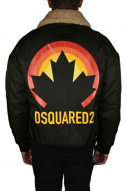 Chaqueta bomber de nailon verde caqui de dsquared2.Cuello de borreguillo color hueso.Hoja de arce y logotipo estampados en amarillo en la espalda.Dos bolsillos laterales con botones a presión.Un bolsillo con cremallera en la manga.Cierre con cremallera.Manga larga.Cintura elástica negra.Bordes acanalados.Made in Italy.