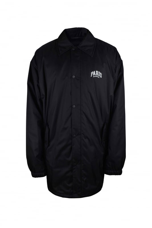 Chaqueta impermeable negra de Balenciaga.Logotipo blanco  Balenciaga Paris  en el pecho.Logotipo blanco en la espalda.Cierre con automáticos.Cuello con solapa.Mangas largas.Puños y bajo elásticos.Bolsillos laterales con automáticos.Confeccionado en poliéster y viscosa.Made in Italy.