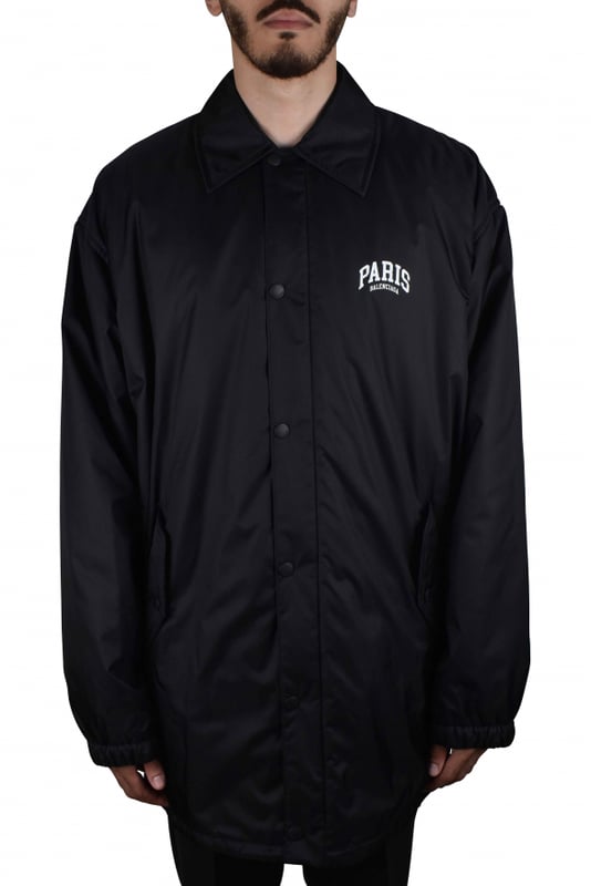 Chaqueta impermeable negra de Balenciaga.Logotipo blanco  Balenciaga Paris  en el pecho.Logotipo blanco en la espalda.Cierre con automáticos.Cuello con solapa.Mangas largas.Puños y bajo elásticos.Bolsillos laterales con automáticos.Confeccionado en poliéster y viscosa.Made in Italy.